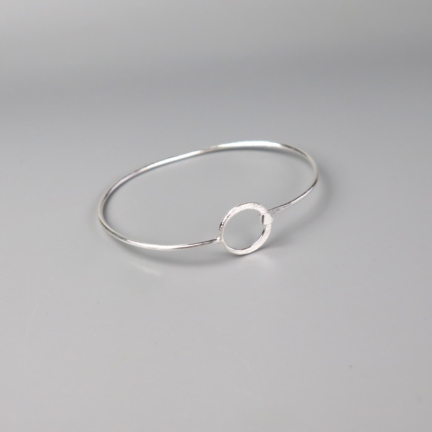 Geometrisches minimalistisches Silberarmband, Kratztextur