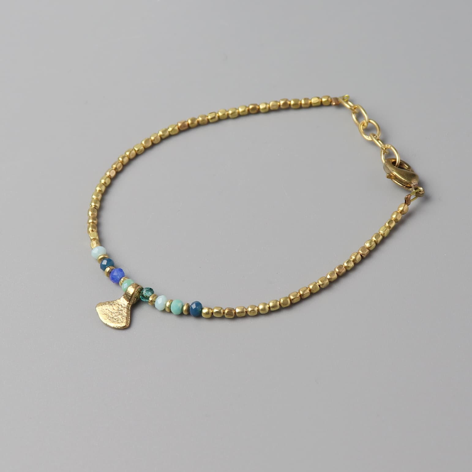 Perlenarmband mit Axt — Türkis, Messing