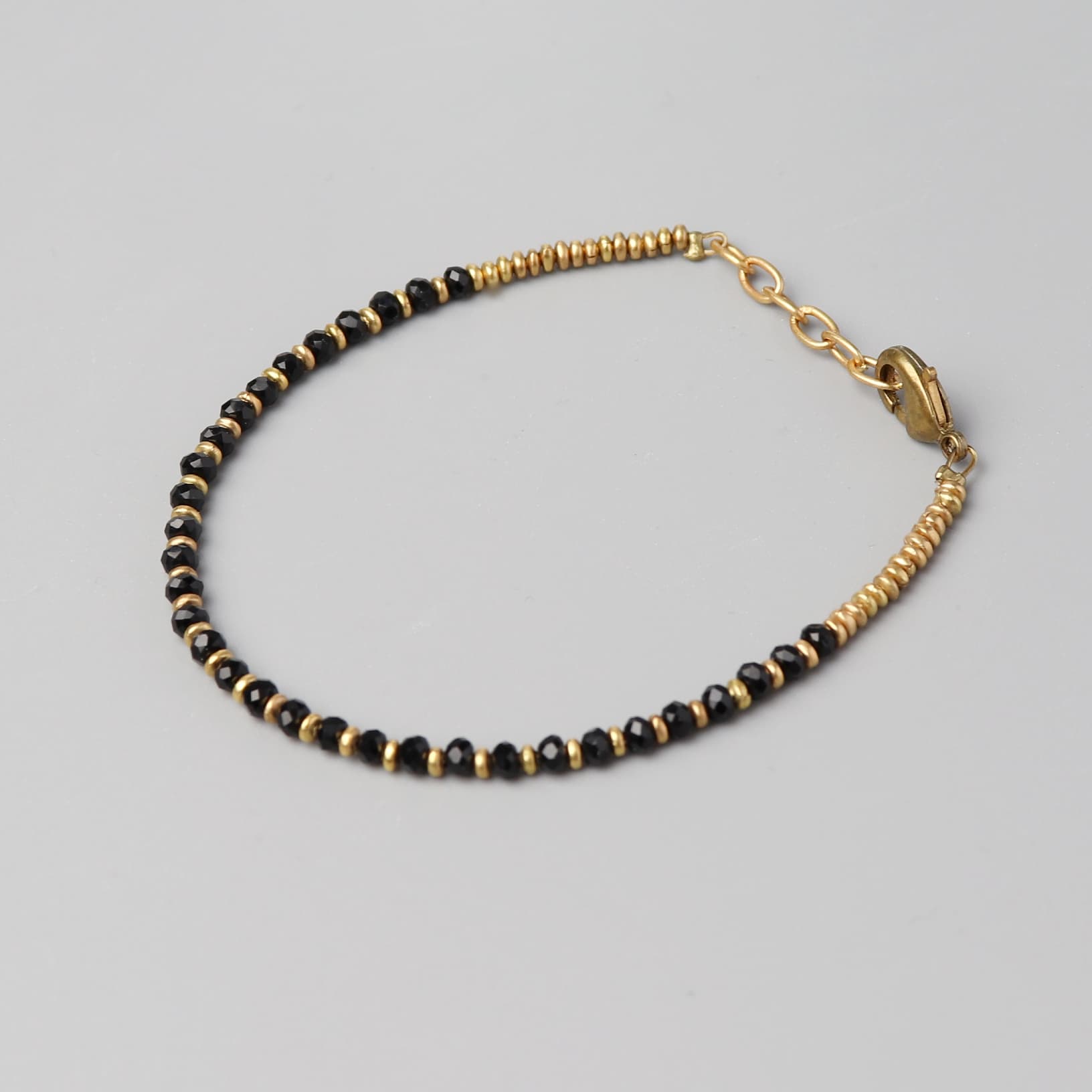 Messing- & Glasperlen-Armband — Schwarz