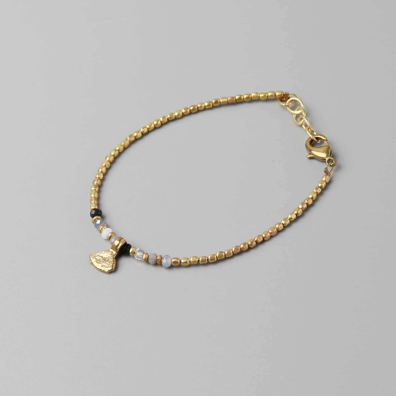 Perlenarmband mit Axt — Grau/Schwarz, Messing