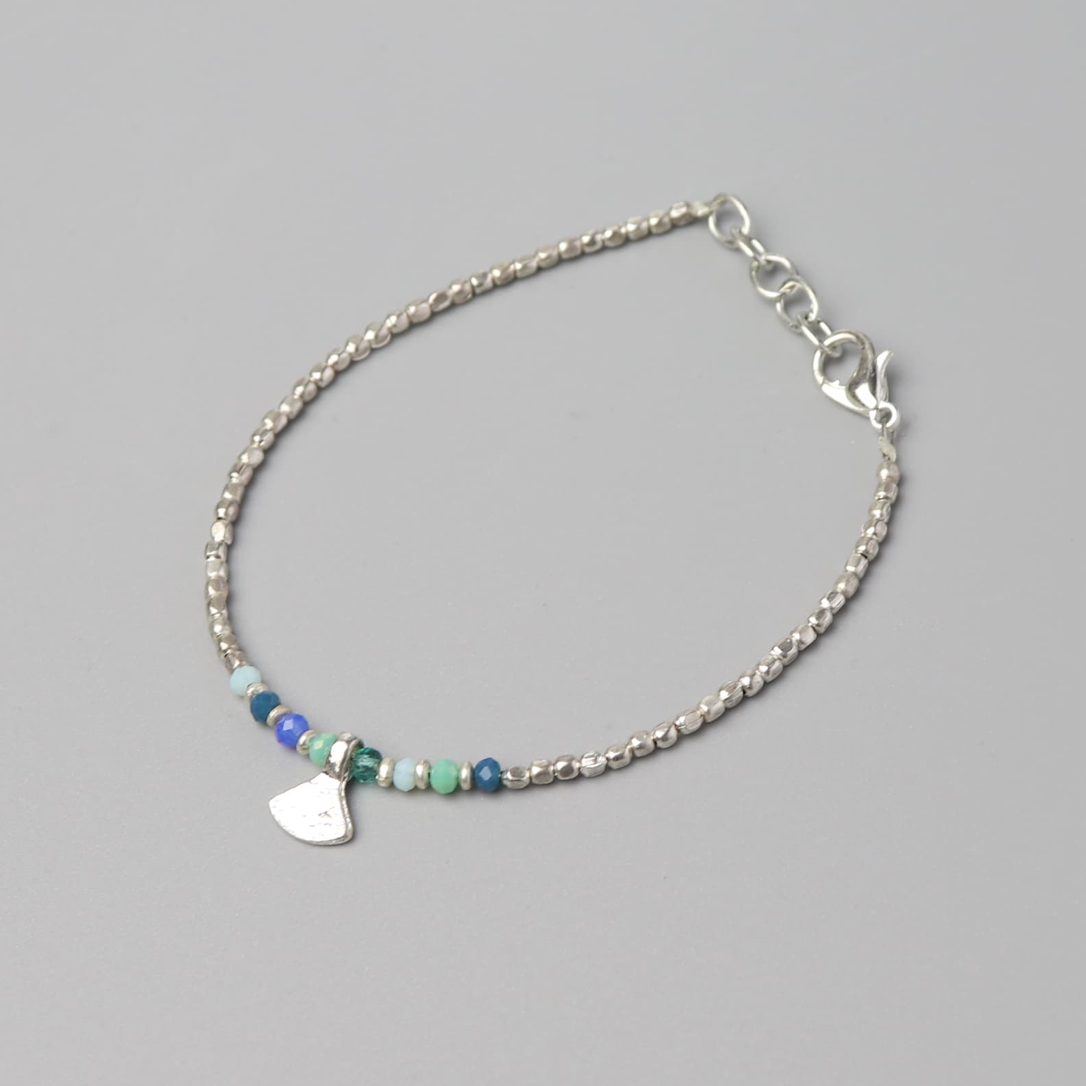 Perlenarmband mit Axt — Türkis, Silber