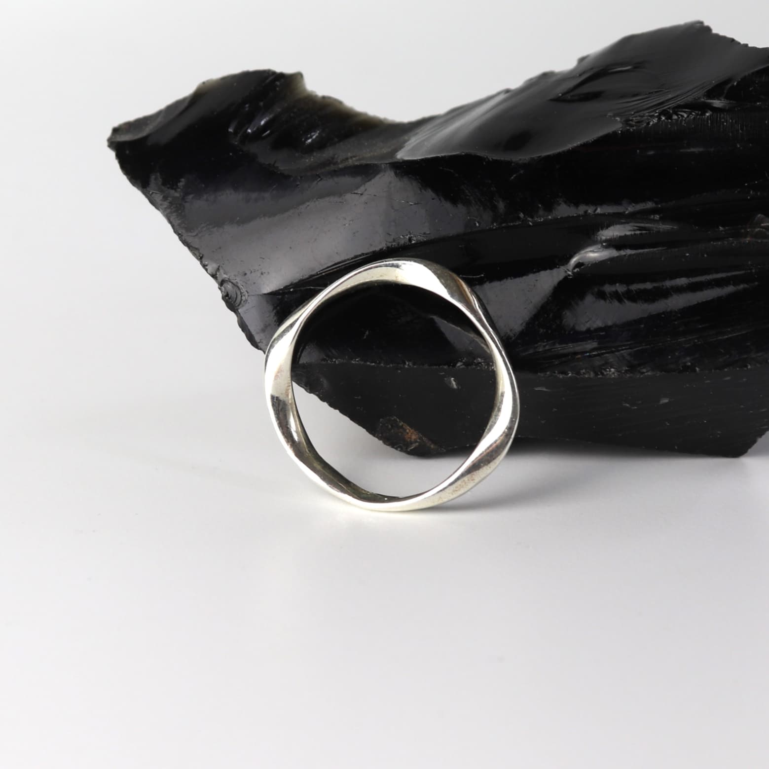 Eleganter Silberring, organisches Design