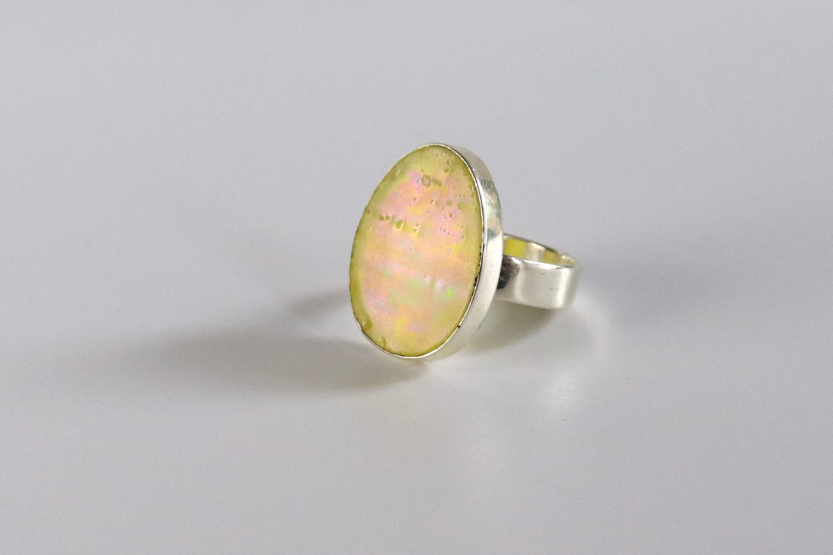 Ovaler Silberring mit Tiffany-Glas, Zitrone-Rosé